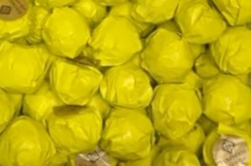 Цукерки з фісташкою, тістом катаїфі та подрібненими лісовими горіхами в молочному шоколаді 1 шт 162526 фото