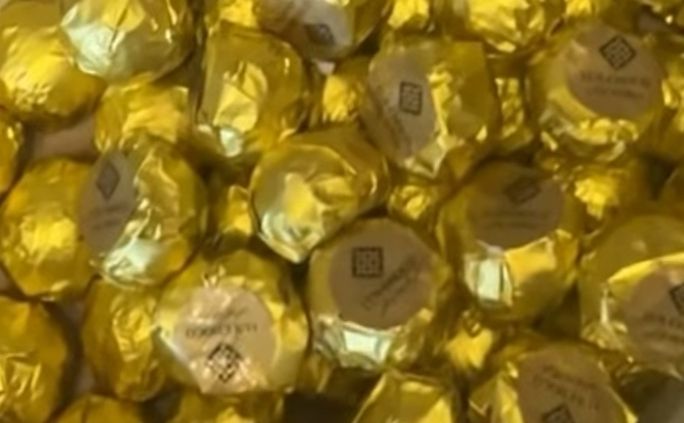 Цукерки з подрібненим мигдалем, пеканом, кеш'ю та фісташкою в молочному шоколаді 1 шт 162515 фото