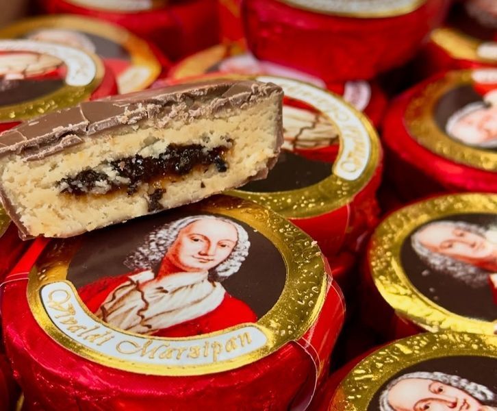 Конфеты  La Ran Vivaldi Marzipan Coin марципан с черносливом в молочном шоколаде 1 шт 3056 фото