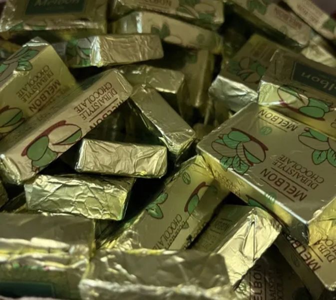 Греческие конфеты Melbon Dubai Style молочный шоколад с фисташковым пралине и тестом катаифи 1 шт 30551 фото