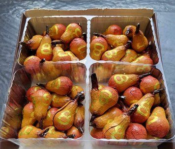 Конфетка-грушка Abtey Poire William Pear с персиковым ликером из темного шоколада 029689 фото