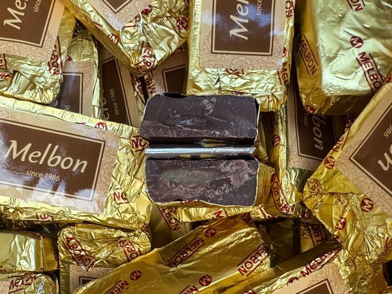 Греческие конфеты Melbon Toffee Caramel молочный шоколад с ирисовой карамелью на развес (100 грамм - 4 шт) 30513 фото