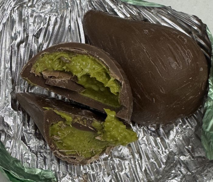Дубайские конфеты в форме груши из молочного шоколада с фисташковой пастой 1 шт 162545 фото