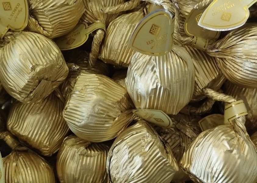 Дубайські цукерки у формі грушки з фісташкою, тістом катаїфі та шматочками манго в молочному шоколаді 1 шт 162564 фото