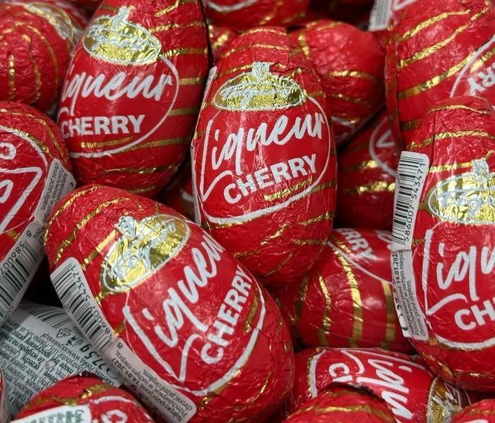 Конфетка-яйцо Figaro Liqueur Cherry с вишневым ликером из темного шоколада 27,5 грамм 29657 фото