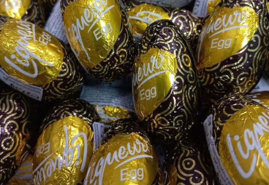 Конфетка-яйцо Figaro Liqueur Egg с яичным ликером из темного шоколада 27,5 грамм 29658 фото