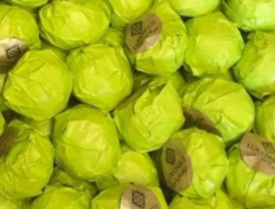 Конфеты с миндалем, фисташкой, тестом катаиф и измельченными лесными орехами в молочном шоколаде 1 шт 162523 фото